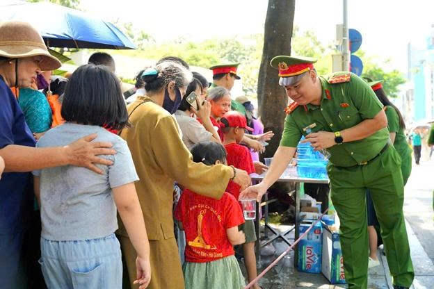 Những chai nước được trao tận tay người dân.