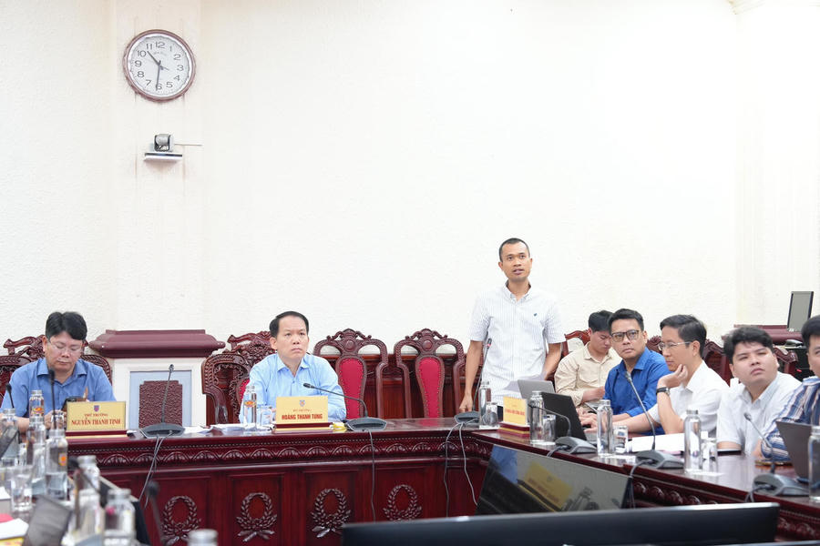 Bộ trưởng Bộ Tư pháp Hoàng Thanh Tùng và Thứ trưởng Bộ Tư pháp Nguyễn Thanh Tịnh nghe báo cáo triển khai ứng dụng công nghệ trong tổng rà soát.