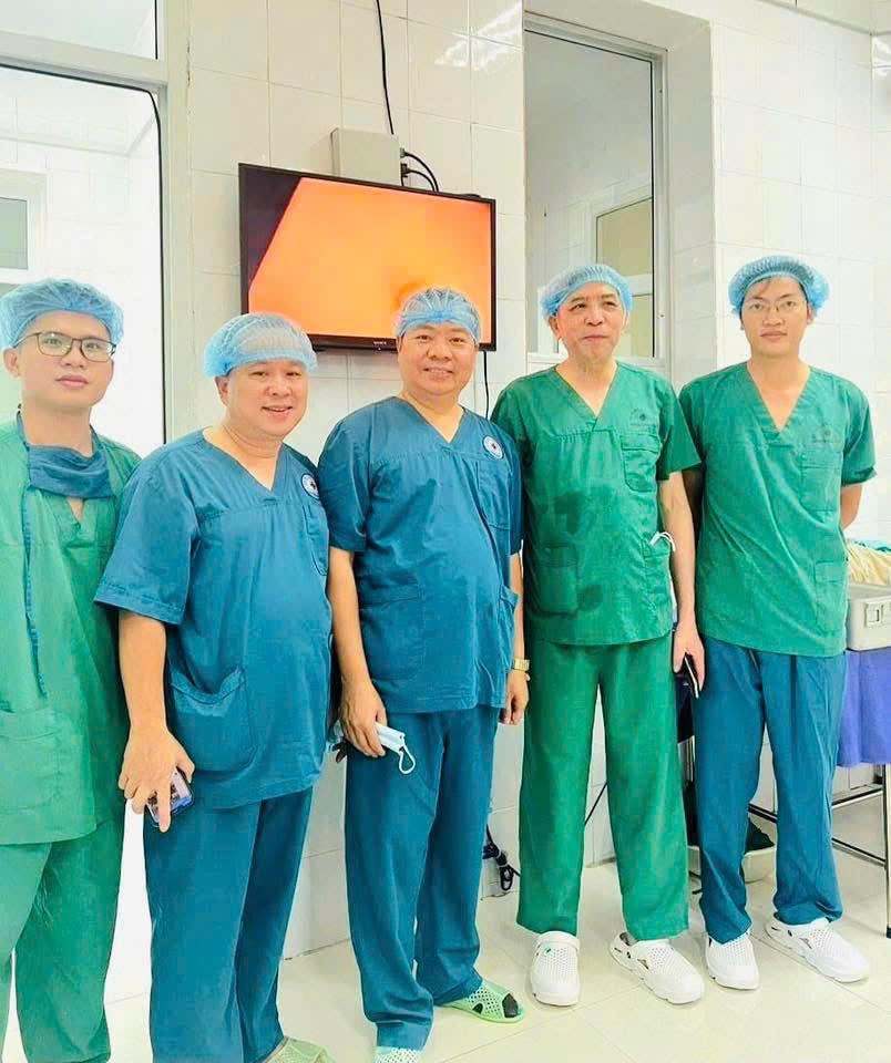 Bác sĩ Nguyễn Huy Tiến cùng các đồng nghiệp sau một ca phẫu thuật.