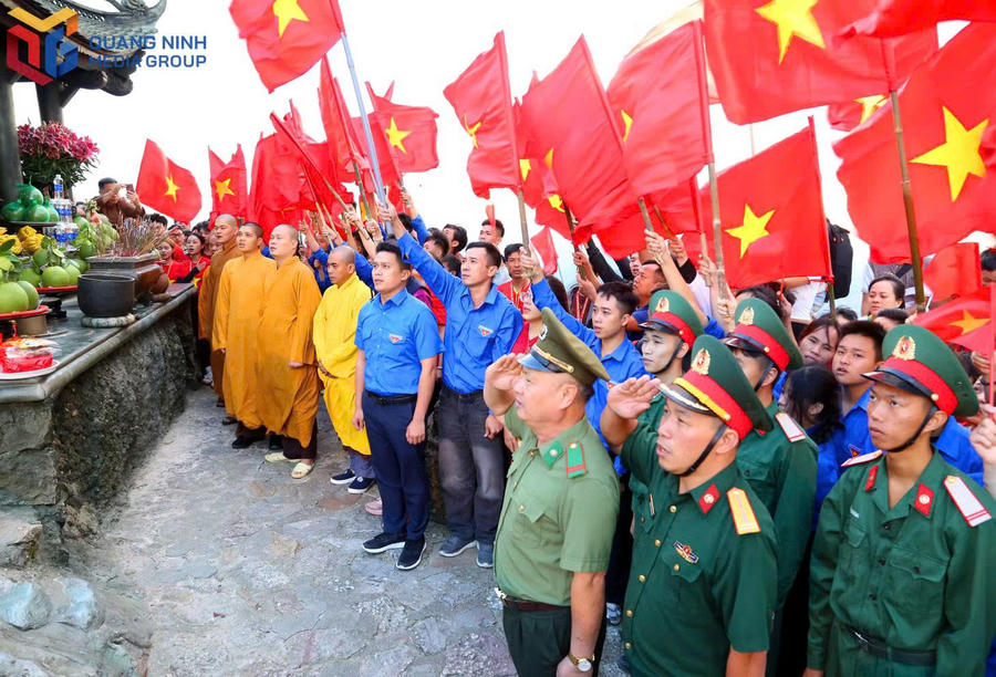 Nghi lễ chào cờ linh thiêng trên đỉnh chùa Đồng trong sắc quốc kỳ rực rỡ.Ảnh: Báo Quảng Ninh