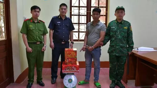 Đối tượng và 15kg pháo nổ vận chuyển trái phép.