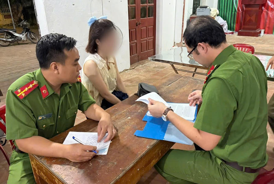 Cán bộ, chiến sĩ Công an xã Nga Sơn kịp thời có mặt, động viên&nbsp;người phụ nữ ổn định tinh thần.