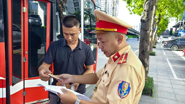 CSGT kiểm soát hoạt động vận tải hành khách.