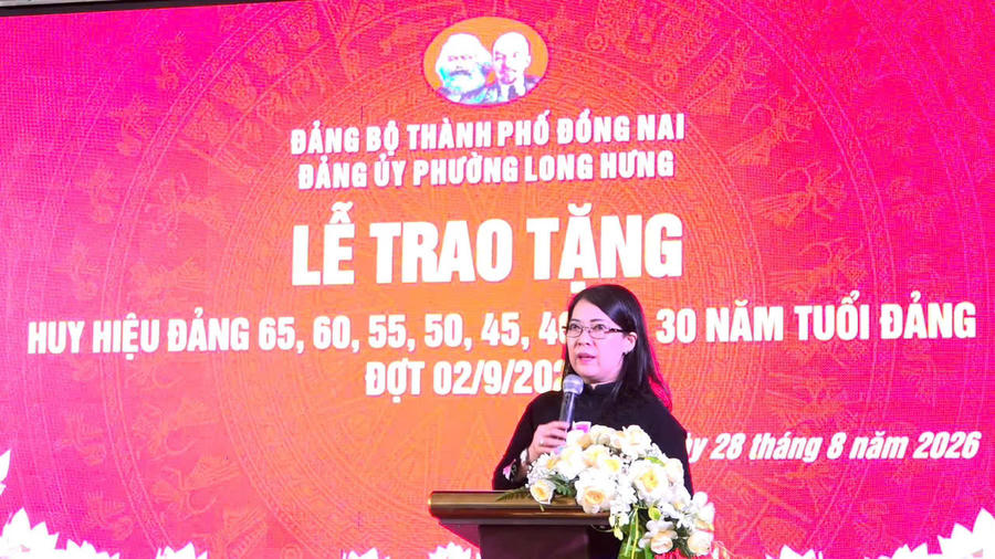 Bà Nguyễn Thị Như Ý – Thành ủy viên, Bí thư Đảng ủy, Chủ tịch HĐND phường Long Hưng phát biểu tại buổi lễ.