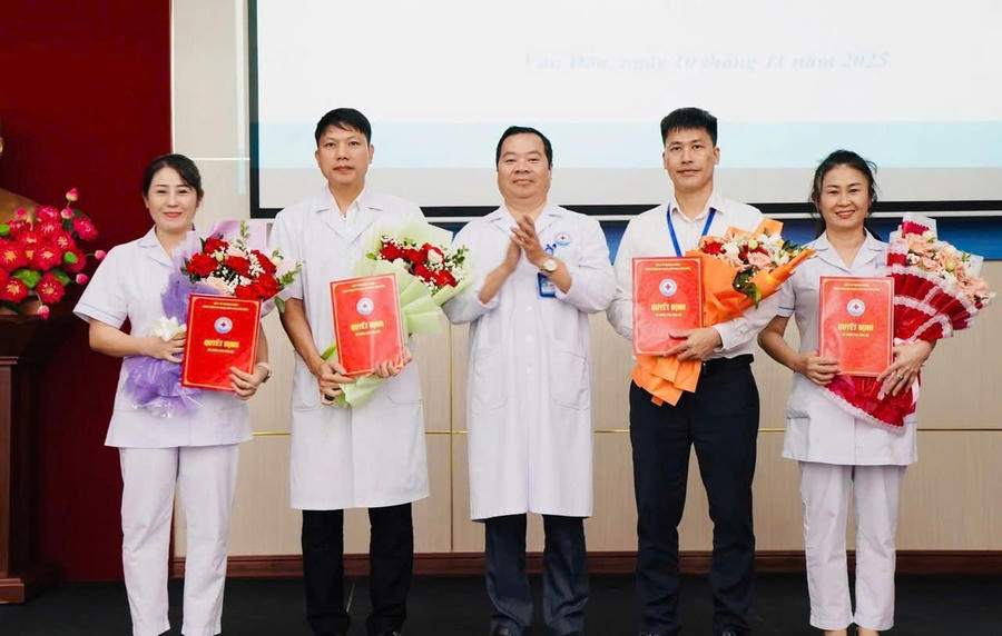Bác sĩ Nguyễn Huy Tiến trao quyết định, ghi nhận những đóng góp của các đồng nghiệp tại Bệnh viện Đa khoa Khu vực Vân Đồn.