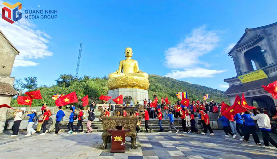 Sáng cùng ngày nhiều hoạt động ý nghĩa tại Bảo tượng Phật Hoàng Trần Nhân Tông ở khu vực An Kỳ Sinh.Ảnh: Báo Quảng Ninh