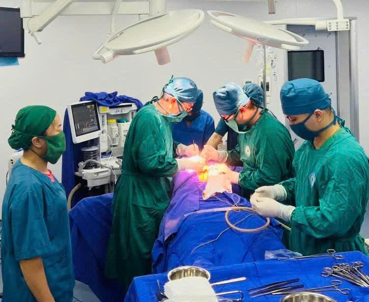 Bác sĩ Nguyễn Huy Tiến cùng đồng nghiệp thực hiện một ca phẫu thuật tại Bệnh viện Đa khoa Khu vực Vân Đồn. Bác sĩ Nguyễn Huy Tiến cùng đồng nghiệp thực hiện một ca phẫu thuật tại Bệnh viện Đa khoa Khu vực Vân Đồn.
