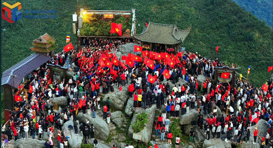 Đông đảo Phật tử, người dân và du khách chờ đón lễ chào cờ ý nghĩa tại chùa Đồng từ sáng sớm.Ảnh: Báo Quảng Ninh