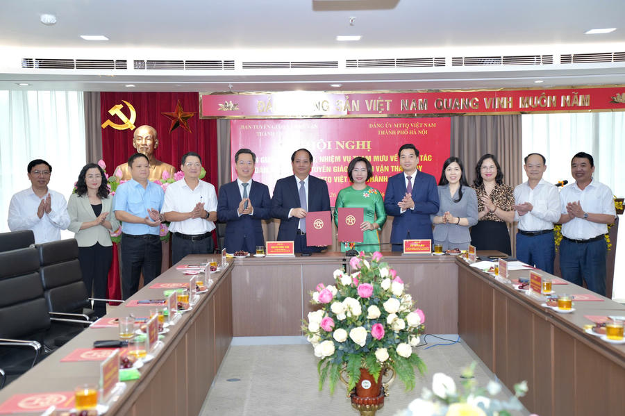 Lãnh đạo Ban Tuyên giáo và Dân vận Thành ủy, Đảng ủy MTTQ Việt Nam thành phố thực hiện nghi thức ký Biên bản bàn giao. (Ảnh: thanhuyhanoi.vn).