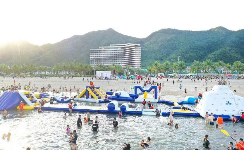 Du khách tắm biển ở bãi tắm Senosea, đặc khu Vân Đồn.