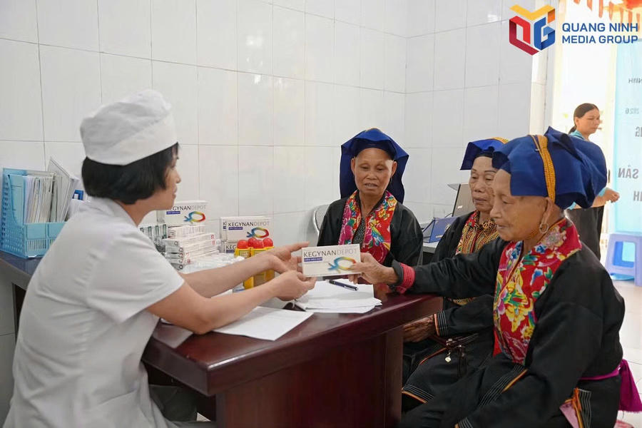 Khám sức khỏe cho người dân tại Trạm Y tế xã Ba Chẽ.Ảnh: Báo Quảng Ninh