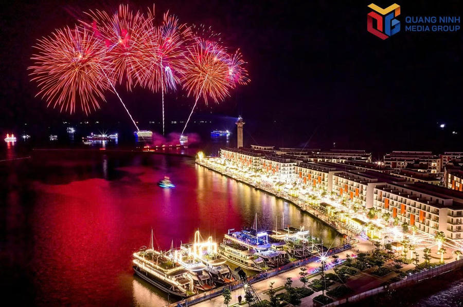 Không gian lễ hội tràn đầy màu sắc tại phố đi bộ VUI Fest.Ảnh: Báo Quảng Ninh