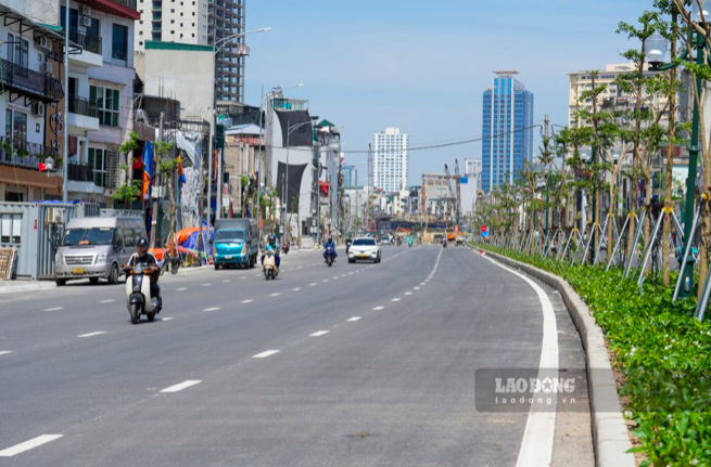 Phương tiện lưu thông tạm trên tuyến Vành đai 1 đoạn Hoàng Cầu - Voi Phục. Ảnh: Sóng Hữu
