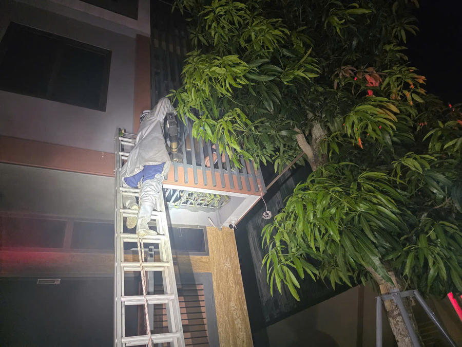 Cháy nhà 6 tầng ở Phú Lương, cảnh sát giải cứu 2 người mắc kẹt.