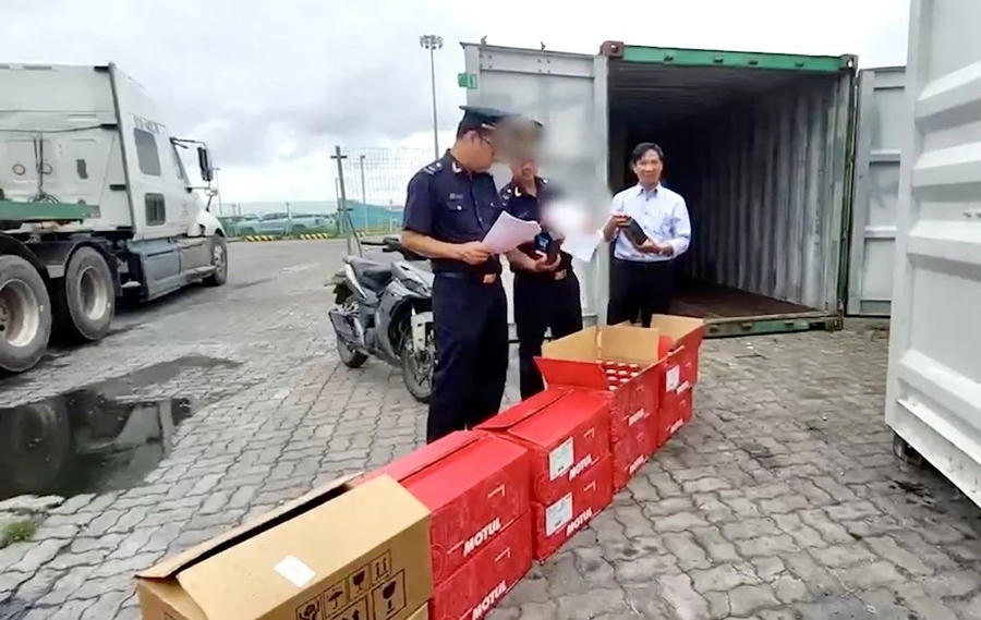 Lực lượng Hải quan kiểm tra lô hàng gồm 16.000 hộp dầu nhớt mang nhãn hiệu MOTUL các loại, có dấu hiệu giả mạo nhãn hiệu MOTUL. (Ảnh: Cục HQ).