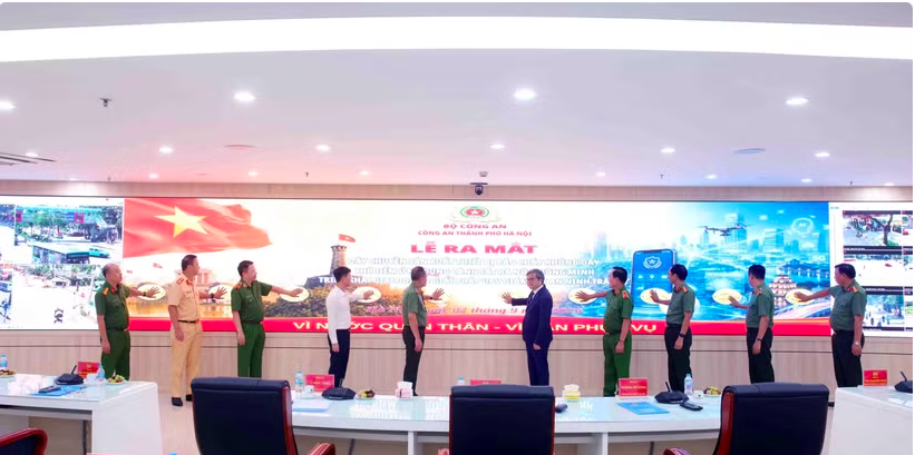 Các đại biểu thực hiện thi thức Lễ ra mắt, giới thiệu dây chuyền sản xuất thiết bị báo cháy không dây; thí điểm ứng dụng Cảnh sát Hà Nội thông minh (Hanoi Smart Police) và triển khai giai đoạn 2 giải pháp UAV giám sát an ninh trật tự. Các đại biểu thực hiện thi thức Lễ ra mắt, giới thiệu dây chuyền sản xuất thiết bị báo cháy không dây; thí điểm ứng dụng Cảnh sát Hà Nội thông minh (Hanoi Smart Police) và triển khai giai đoạn 2 giải pháp UAV giám sát an ninh trật tự.