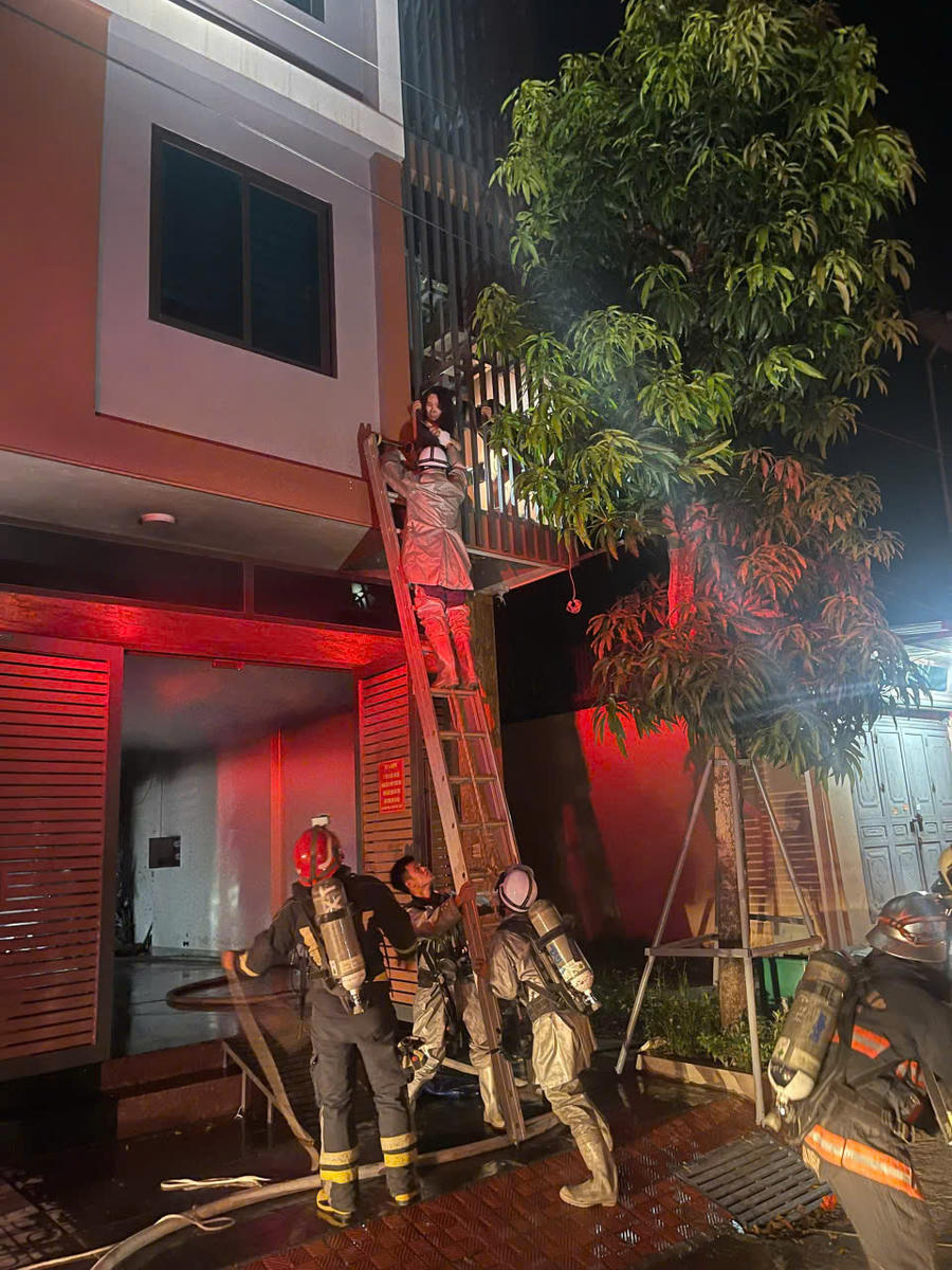 Lực lượng chức năng triển khai các phương án chữa cháy.