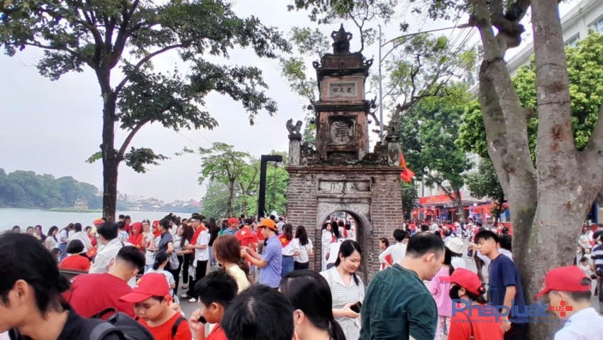 Khu di tích Đền Ngọc Sơn, đền Bà Kiệu... đón lượng lớn du khách tham quan. (Ảnh: Như Trường).
