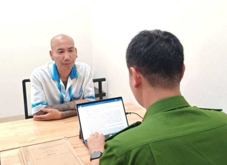 Công an lấy lời khai Lê Văn Phú (tức Phú Lê). Ảnh: Công an TP Hà Nội