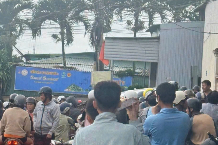 Người dân tập trung đông tại hiện trường vụ án mạng (Ảnh: Quyền Nguyễn).