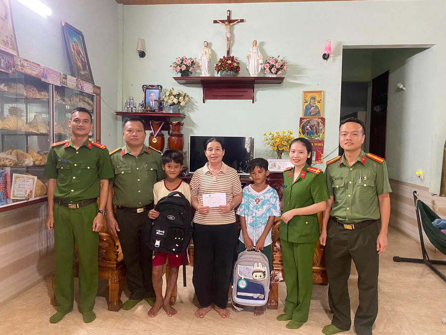 Để các em tiếp bước đến trường.