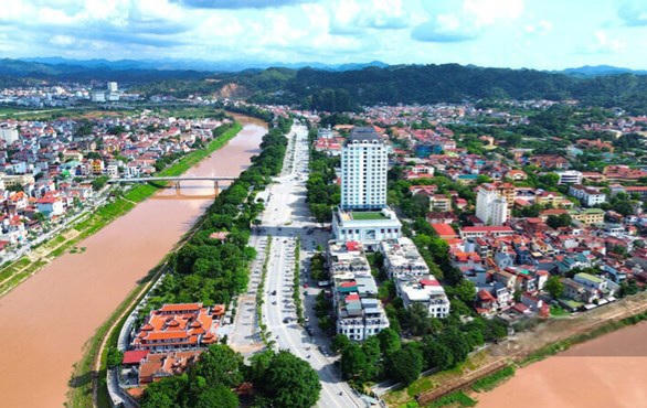Toàn cảnh khu vực sông Kỳ Cùng qua trung tâm đô thị Lạng Sơn, nơi đang được nghiên cứu các vị trí xây dựng cầu kính.