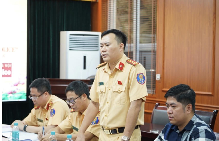 Thượng tá Phạm Văn Chiến, Đội trưởng Đội CSGT đường bộ số 6 phát biểu về quá trình xây dựng và triển khai thí điểm ứng dụng “Cẩm nang giao thông”.