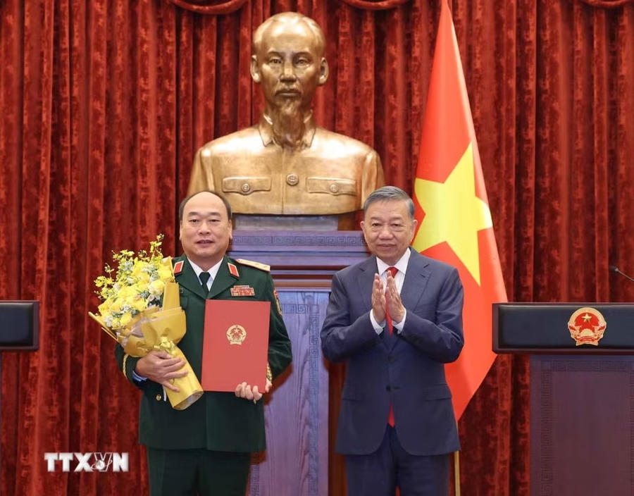 Tổng Bí thư, Chủ tịch nước Tô Lâm trao Quyết định thăng quân hàm từ Trung tướng lên Thượng tướng đối với đồng chí Lê Quang Đạo, Phó Tổng Tham mưu trưởng Quân đội nhân dân Việt Nam - Ảnh: TTXVN