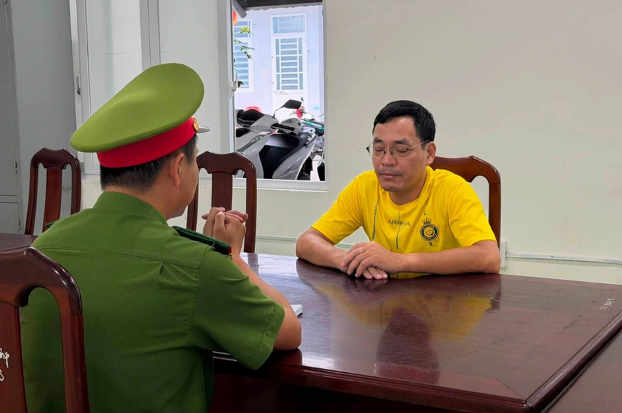 Công an lấy lời khai ông Đại (Ảnh: Công an phường Vũng Tàu).