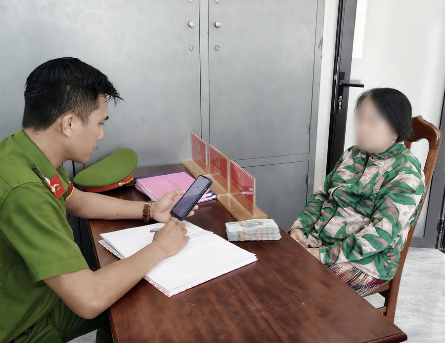 Công an xã Thăng Điền hỗ trợ tư vấn và bảo toàn số tiền tích góp bấy lâu - Ảnh Công an TP Đà Nẵng.