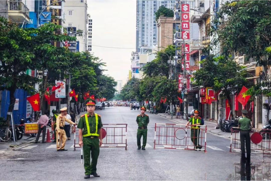Lực lượng chức năng phong tỏa đường Cầu Đất để phục vụ di dời quả bom.