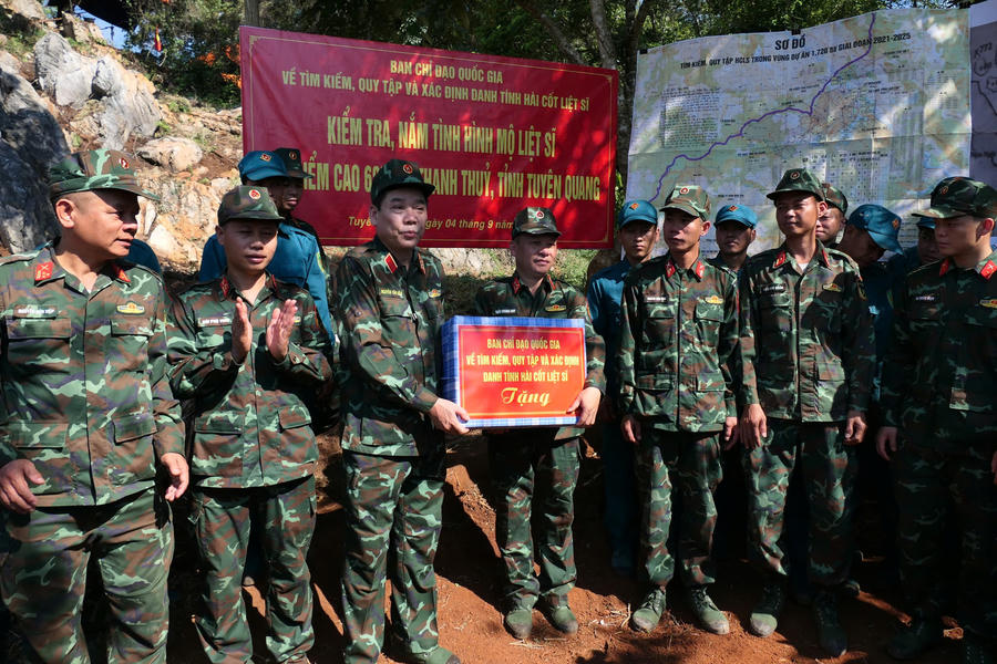 Thượng tướng Nguyễn Văn Gấu tặng quà động viên Đội Tìm kiếm, quy tập hài cốt liệt sĩ và các lực lượng thực hiện nhiệm vụ rà phá bom mìn tại điểm cao 685.
