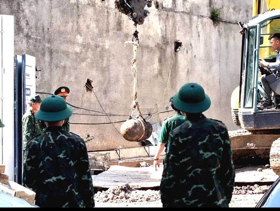 Lực lượng chức năng TP Hải Phòng tiến hành thu hồi quả bom nặng khoảng 300kg được phát hiện tại số 96 phố Cầu Đất.
