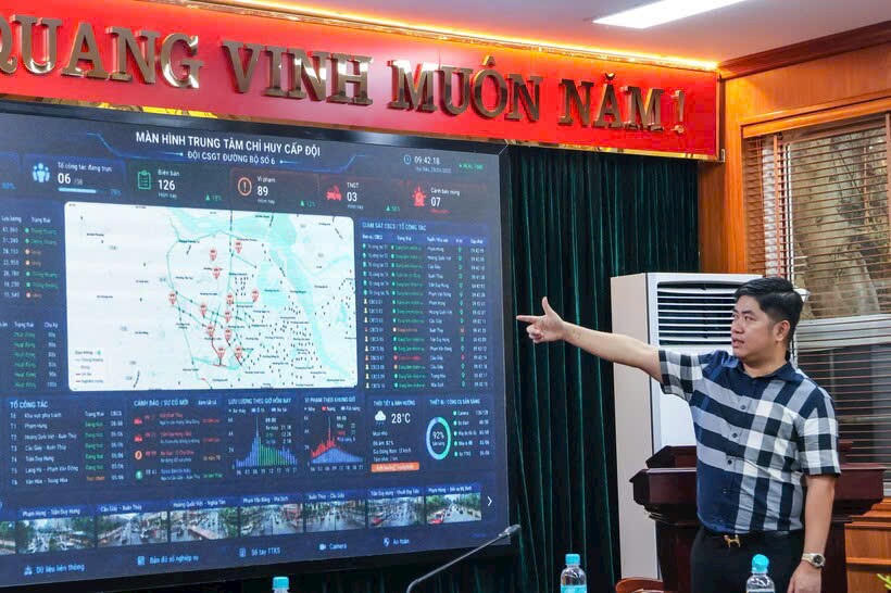 Ông Phạm Thế Anh, Tổng Giám đốc Công ty Cổ phần Công nghệ HeyU giới thiệu các tính năng của “Cẩm nang giao thông” và phương án tích hợp với “Hanoi Smart Police”.