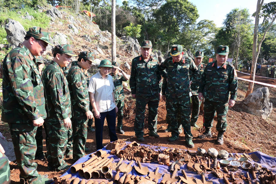 Thượng tướng Nguyễn Văn Gấu cùng đoàn công tác kiểm tra thực địa công tác tìm kiếm, quy tập hài cốt liệt sĩ tại điểm cao 685, xã Thanh Thủy, tỉnh Tuyên Quang.