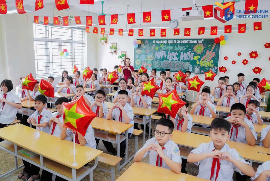 Cô và trò Trường THCS Lê Hồng Phong phấn khởi chào đón năm học mới 2026-2027.Ảnh: Báo Quảng Ninh