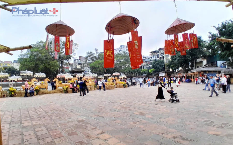 Khu di tích Văn Miếu - Quốc Tử Giám một trong những điểm đến thu hút đông du khách nhất trong dịp nghỉ lễ. (Ảnh: Như Trường).