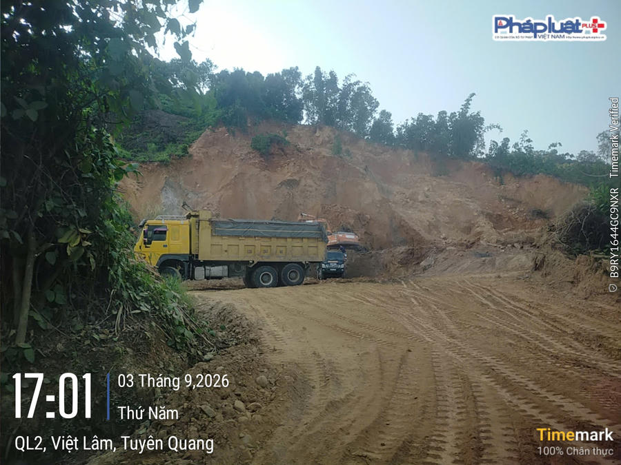 Khu vực một hộ dân tại thôn Mí, xã Vị Xuyên tiến hành đào đất mang đi thôn Vạt san lấp.