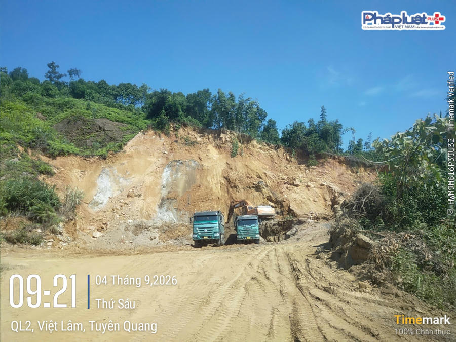 Khu vực một hộ dân tại thôn Mí, xã Vị Xuyên tiến hành đào đất mang đi thôn Vạt san lấp.