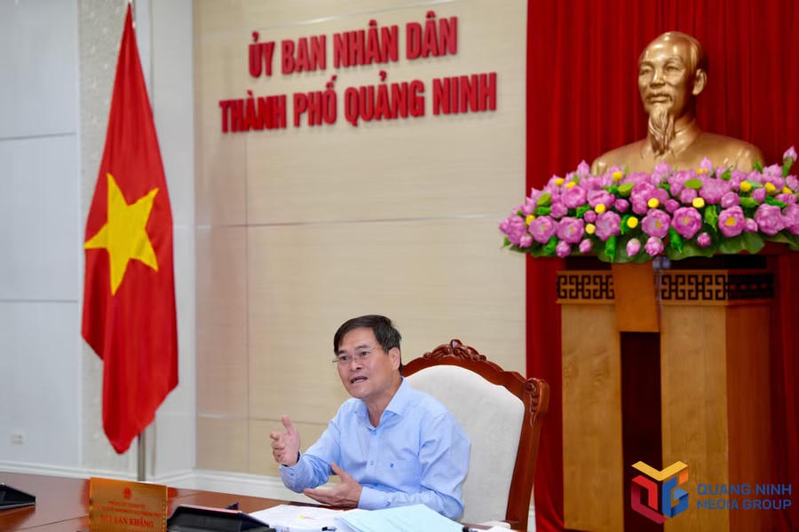 Chủ tịch UBND thành phố Quảng Ninh Bùi Văn Khắng phát biểu chỉ đạo tại cuộc họp.