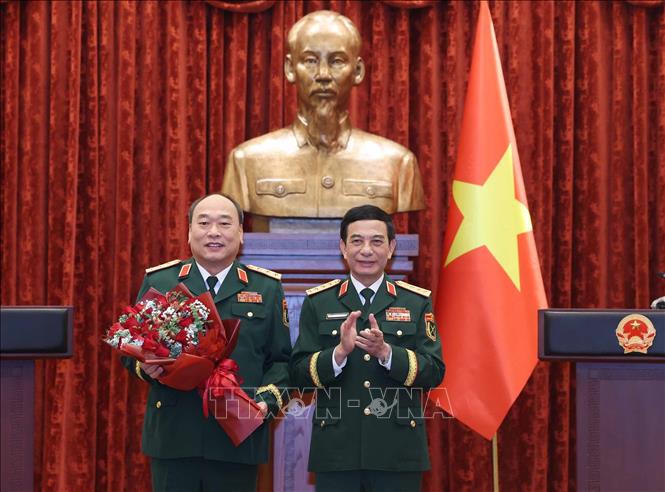 Đại tướng Phan Văn Giang, Uỷ viên Bộ Chính trị, Phó Bí thư Quân uỷ Trung ương, Phó Thủ tướng, Bộ trưởng Bộ Quốc phòng tặng hoa chúc mừng Thượng tướng Lê Quang Đạo, Phó Tổng Tham mưu trưởng Quân đội nhân dân Việt Nam - Ảnh: TTXVN