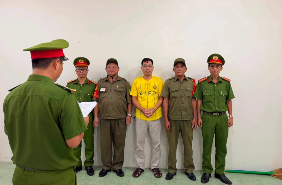 Công an tống đạt quyết định đối với ông Đại (Ảnh: Công an phường Vũng Tàu).