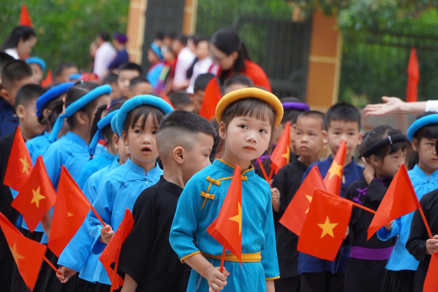 Sắc cờ Tổ quốc rực rỡ trong ngày hội đến trường của học sinh vùng biên Quảng Ninh.