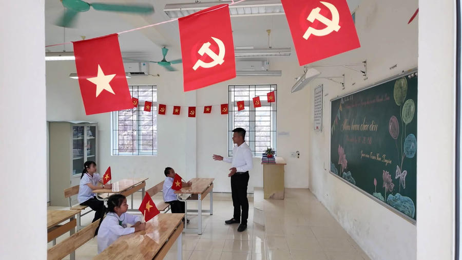 Một thầy, ba trò trong lớp học đặc biệt giữa đảo Trần, nơi hành trình gieo chữ vẫn được nối dài giữa biển khơi.