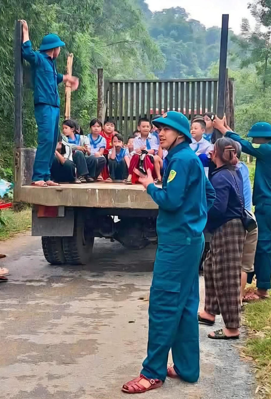 Hỗ trợ, tiếp bước để các em được đến trường ngày Lễ khai giảng.