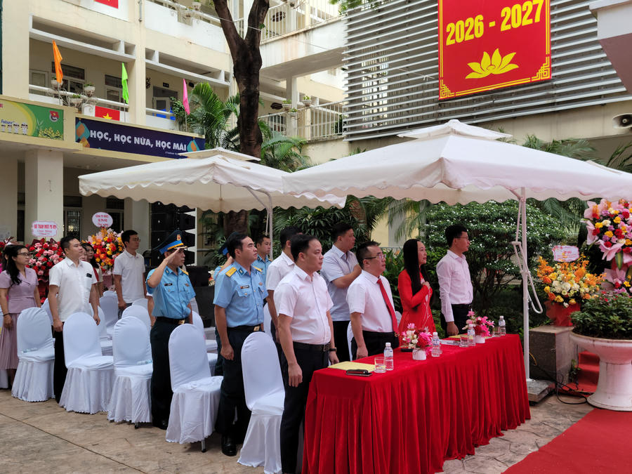 Không khí lắng đọng, thiêng liêng và vô cùng trang nghiêm trong khoảnh khắc cử hành nghi lễ chào cờ. Các đại biểu, thầy cô giáo cùng hướng về quốc kỳ, chính thức mở ra chặng đường mới của năm học 2026 - 2027.