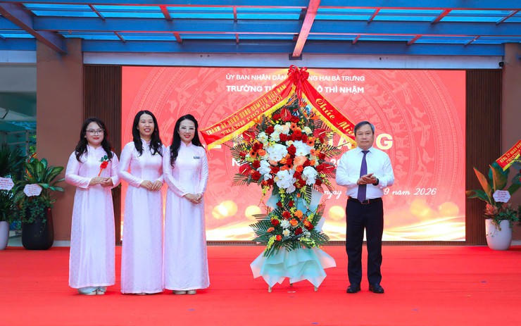 Chủ tịch UBND thành phố Hà Nội Vũ Đại Thắng chúc mừng năm học mới tại Trường Tiểu học Ngô Thì Nhậm. Ảnh: Lê Hải