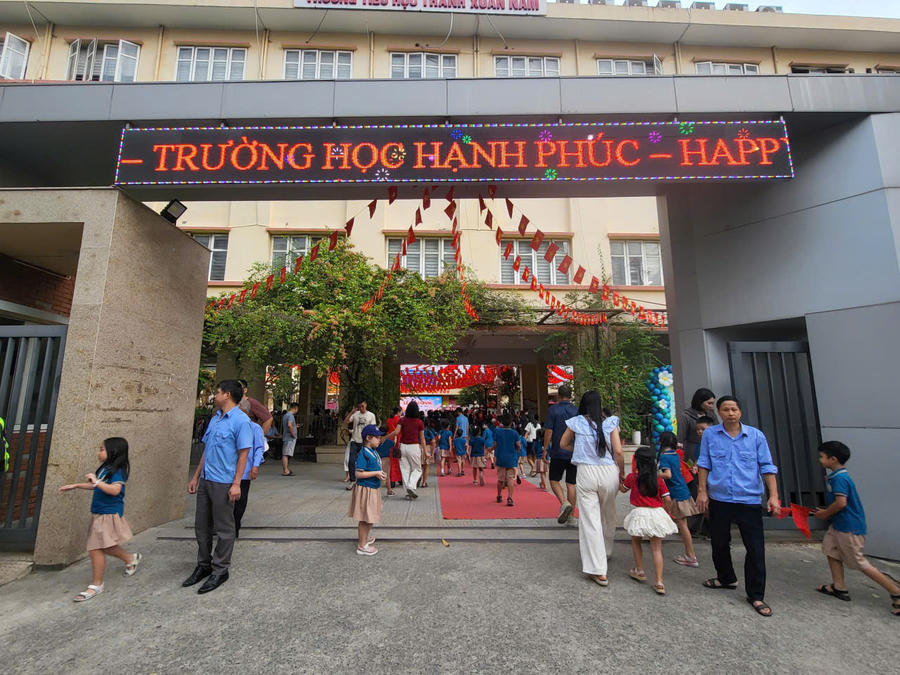 Các bậc phụ huynh dắt tay các con em mình đến trường dự Lễ Khai giảng năm học 2026