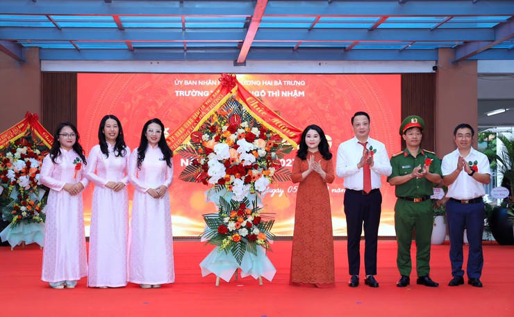 Lãnh đạo phường Hai Bà Trưng tặng hoa chúc mừng Trường Tiểu học Ngô Thì Nhậm. Ảnh: Lê Hải