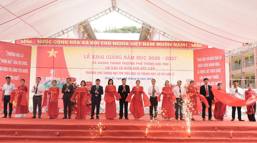 Lễ cắt băng khánh thành Trường Phổ thông nội trú Tiểu học và THCS Sơn Vĩ.